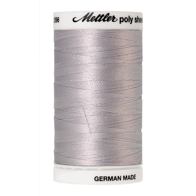Amann Mettler Poly Sheen Mystik Grey glänzt durch den trilobalen Fadenquerschnitt besonders schön. Zum Sticken, Quilten, Nähen. 800m Spule