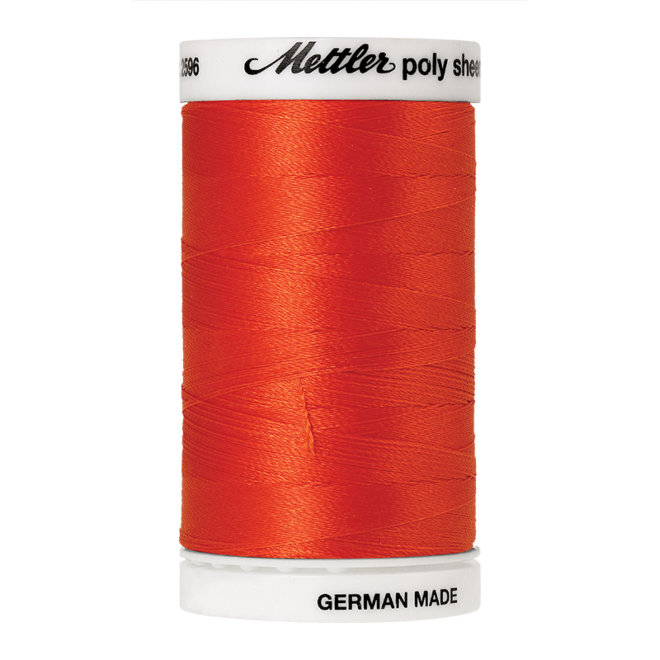 Amann Mettler Poly Sheen Red Pepper glänzt durch den trilobalen Fadenquerschnitt besonders schön. Zum Sticken, Quilten, Nähen. 800m Spule