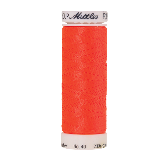 Amann Mettler Poly Sheen Devil Red glänzt durch den trilobalen Fadenquerschnitt besonders schön. Zum Sticken, Quilten, Nähen. 200m Spule
