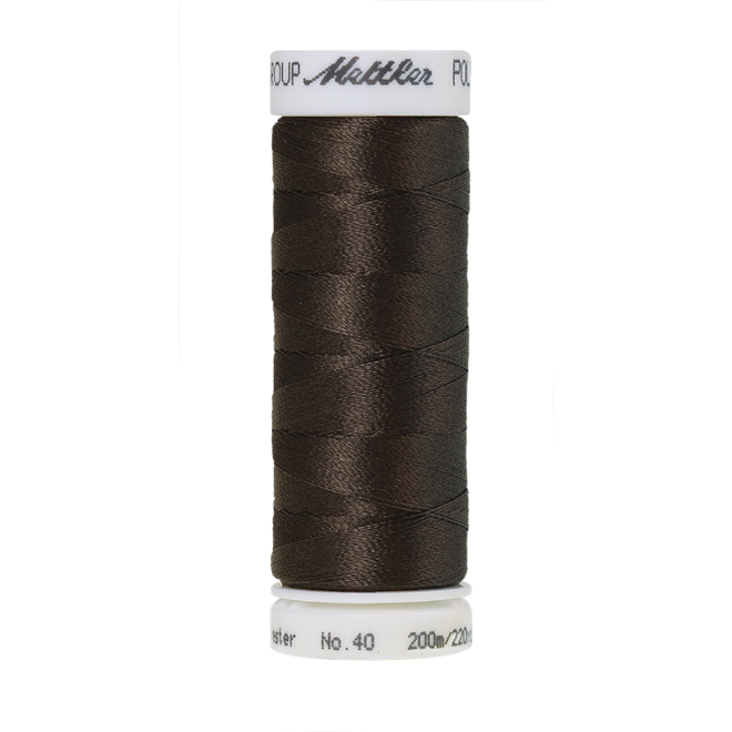 Amann Mettler Poly Sheen Dark Charcoal glänzt durch den trilobalen Fadenquerschnitt besonders schön. Zum Sticken, Quilten, Nähen. 200m Spule