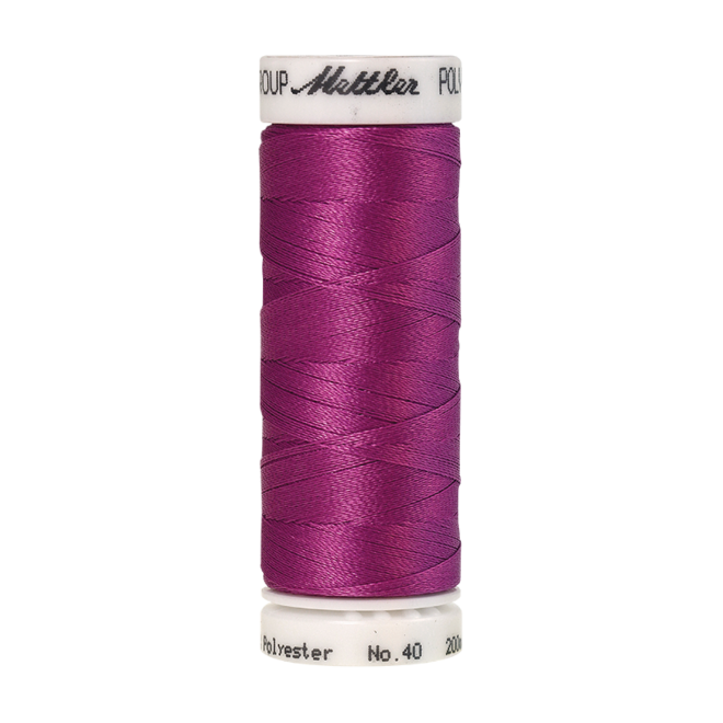 Amann Mettler Poly Sheen Purple Foxglove glänzt durch den trilobalen Fadenquerschnitt besonders schön. Zum Sticken, Quilten, Nähen. 200m Spule