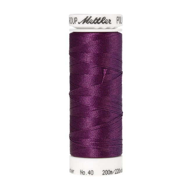 Amann Mettler Poly Sheen Dusty Grape glänzt durch den trilobalen Fadenquerschnitt besonders schön. Zum Sticken, Quilten, Nähen. 200m Spule
