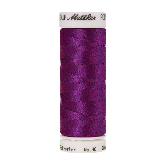 Amann Mettler Poly Sheen Purple Passion glänzt durch den trilobalen Fadenquerschnitt besonders schön. Zum Sticken, Quilten, Nähen. 200m Spule