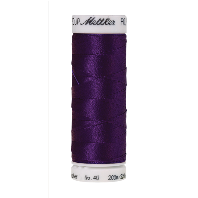 Amann Mettler Poly Sheen Deep Purple glänzt durch den trilobalen Fadenquerschnitt besonders schön. Zum Sticken, Quilten, Nähen. 200m Spule