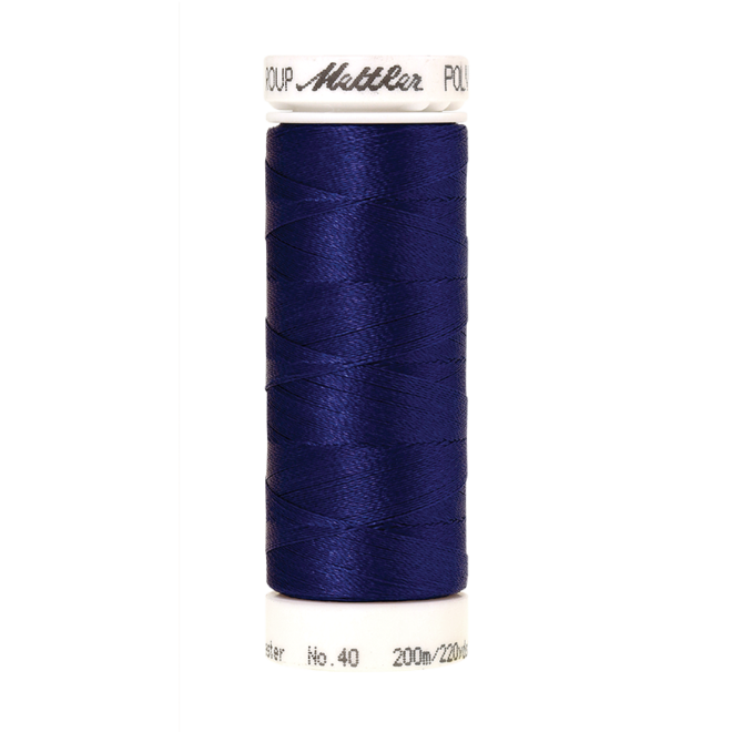 Amann Mettler Poly Sheen Fire Blue glänzt durch den trilobalen Fadenquerschnitt besonders schön. Zum Sticken, Quilten, Nähen. 200m Spule