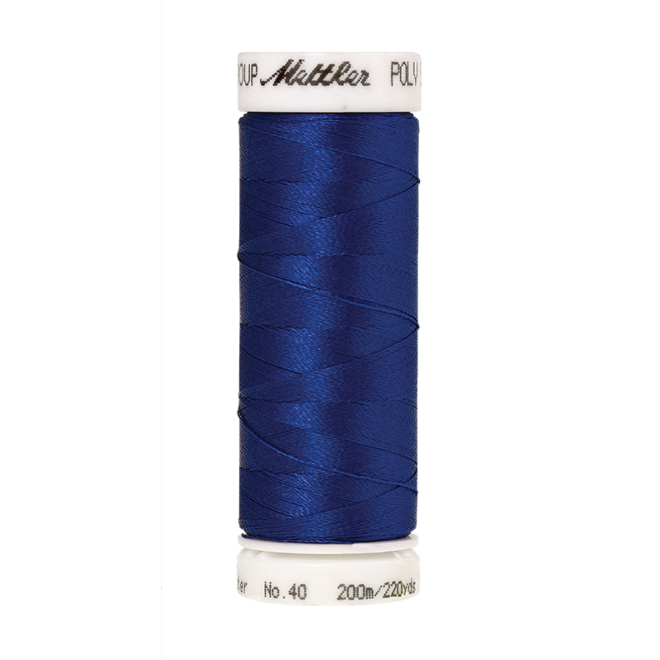 Amann Mettler Poly Sheen Flag Blue glänzt durch den trilobalen Fadenquerschnitt besonders schön. Zum Sticken, Quilten, Nähen. 200m Spule