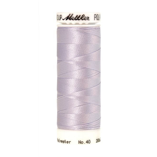 Amann Mettler Poly Sheen Lavender Whisper glänzt durch den trilobalen Fadenquerschnitt besonders schön. Zum Sticken, Quilten, Nähen. 200m Spule