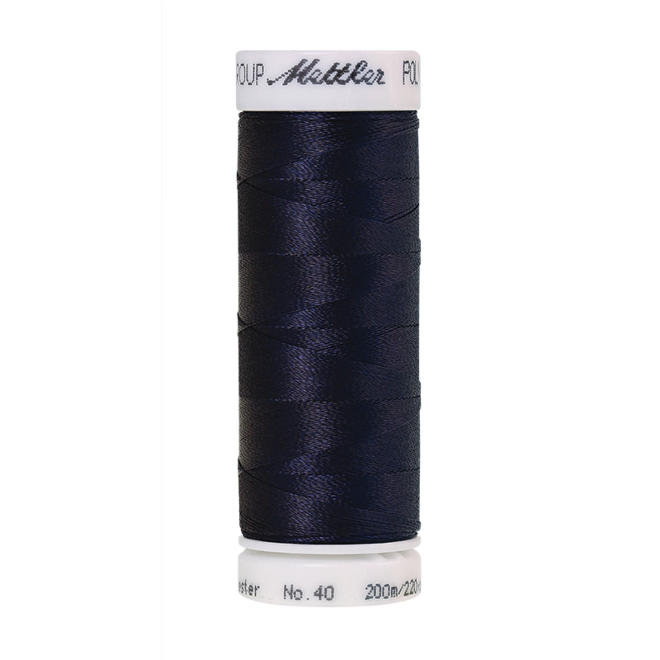 Amann Mettler Poly Sheen Dark Indigo glänzt durch den trilobalen Fadenquerschnitt besonders schön. Zum Sticken, Quilten, Nähen. 200m Spule