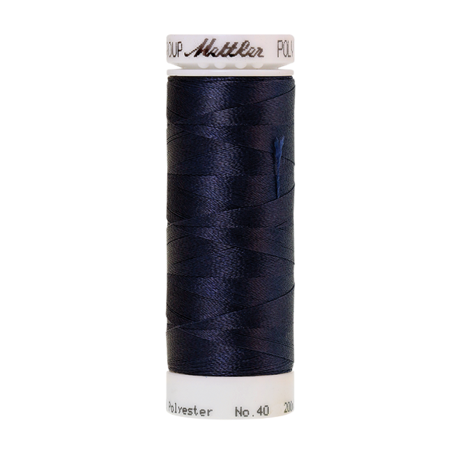Amann Mettler Poly Sheen Midnight Blue glänzt durch den trilobalen Fadenquerschnitt besonders schön. Zum Sticken, Quilten, Nähen. 200m Spule