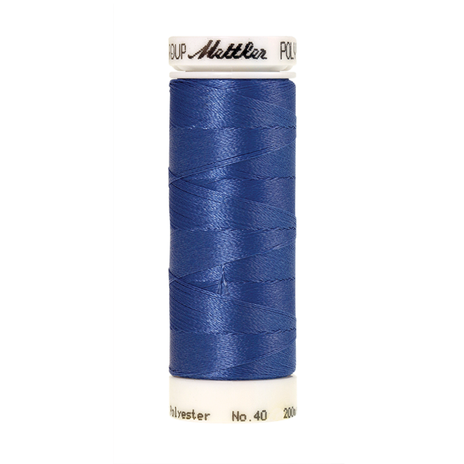 Amann Mettler Poly Sheen Rich Blue glänzt durch den trilobalen Fadenquerschnitt besonders schön. Zum Sticken, Quilten, Nähen. 200m Spule