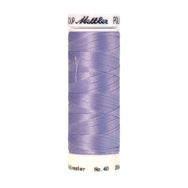 Amann Mettler Poly Sheen True Lavender glänzt durch den trilobalen Fadenquerschnitt besonders schön. Zum Sticken, Quilten, Nähen. 200m Spule