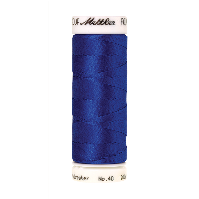 Amann Mettler Poly Sheen Electric Blue glänzt durch den trilobalen Fadenquerschnitt besonders schön. Zum Sticken, Quilten, Nähen. 200m Spule