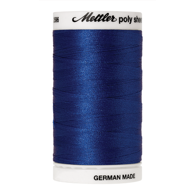 Amann Mettler Poly Sheen Blue glänzt durch den trilobalen Fadenquerschnitt besonders schön. Zum Sticken, Quilten, Nähen. 800m Spule