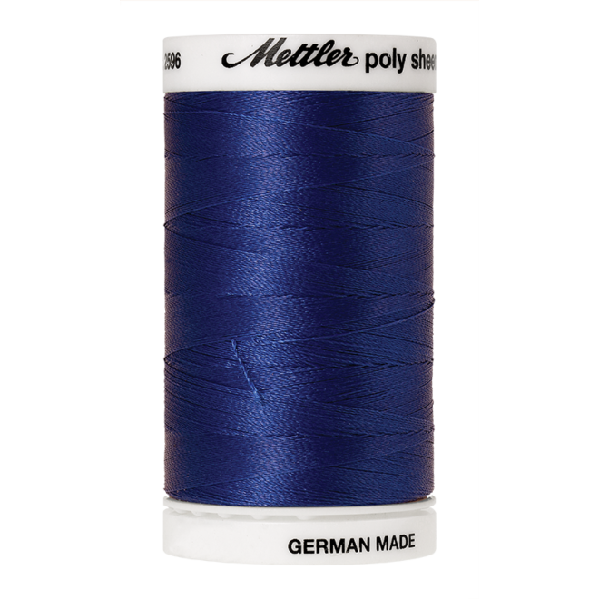Amann Mettler Poly Sheen Sapphire glänzt durch den trilobalen Fadenquerschnitt besonders schön. Zum Sticken, Quilten, Nähen. 800m Spule