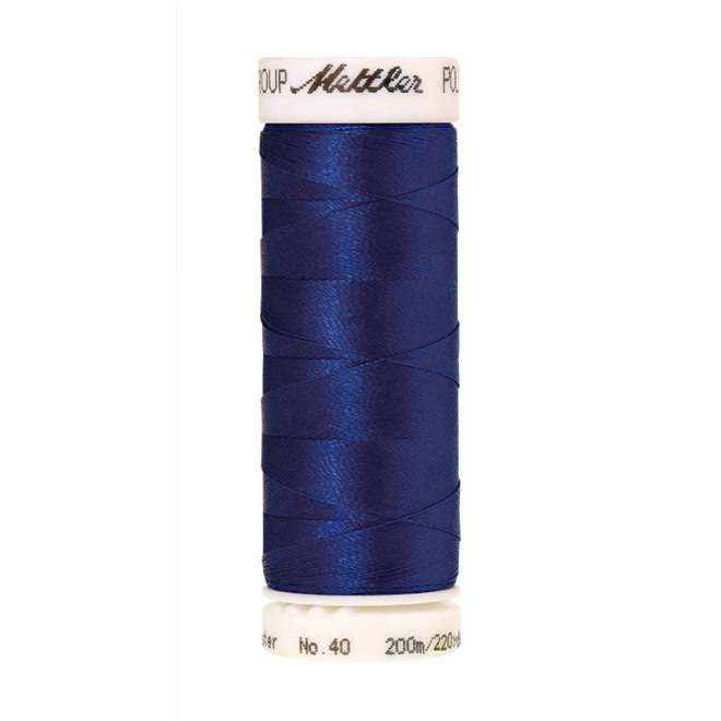 Amann Mettler Poly Sheen Sapphire glänzt durch den trilobalen Fadenquerschnitt besonders schön. Zum Sticken, Quilten, Nähen. 200m Spule