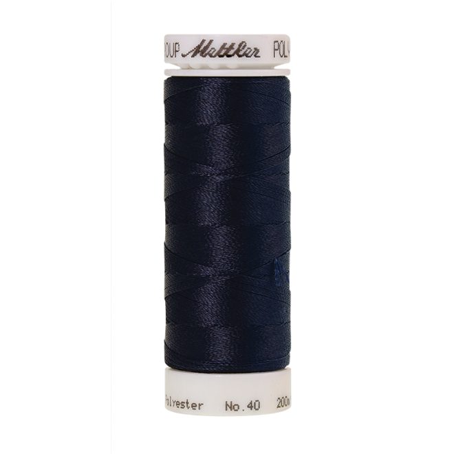 Amann Mettler Poly Sheen Darkest Blue glänzt durch den trilobalen Fadenquerschnitt besonders schön. Zum Sticken, Quilten, Nähen. 200m Spule