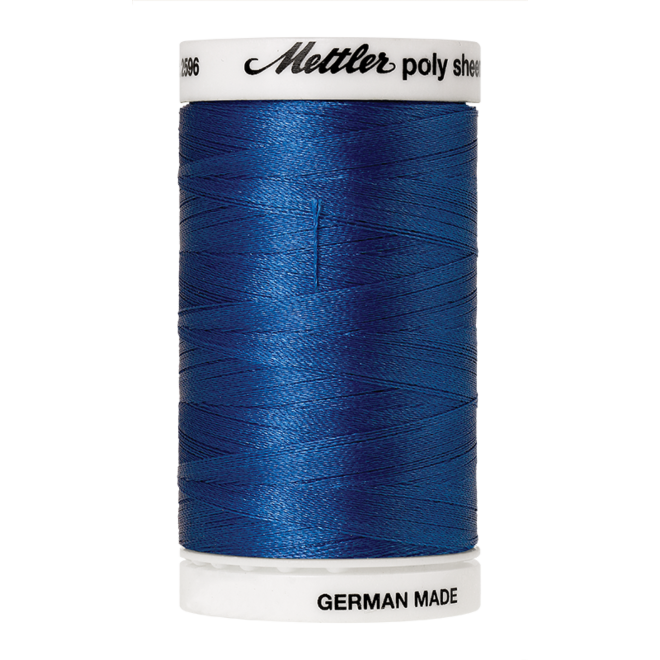 Amann Mettler Poly Sheen Nordic Blue glänzt durch den trilobalen Fadenquerschnitt besonders schön. Zum Sticken, Quilten, Nähen. 800m Spule