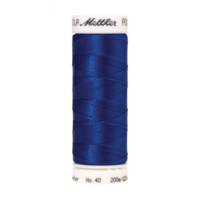 Amann Mettler Poly Sheen Nordic Blue glänzt durch den trilobalen Fadenquerschnitt besonders schön. Zum Sticken, Quilten, Nähen. 200m Spule