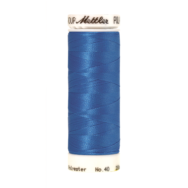 Amann Mettler Poly Sheen Cornflower Blue glänzt durch den trilobalen Fadenquerschnitt besonders schön. Zum Sticken, Quilten, Nähen. 200m Spule