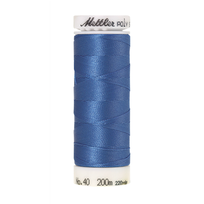 Amann Mettler Poly Sheen Empire Blue glänzt durch den trilobalen Fadenquerschnitt besonders schön. Zum Sticken, Quilten, Nähen. 200m Spule