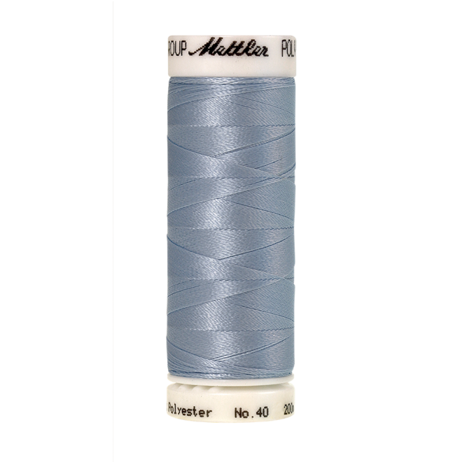 Amann Mettler Poly Sheen Something Blue glänzt durch den trilobalen Fadenquerschnitt besonders schön. Zum Sticken, Quilten, Nähen. 200m Spule