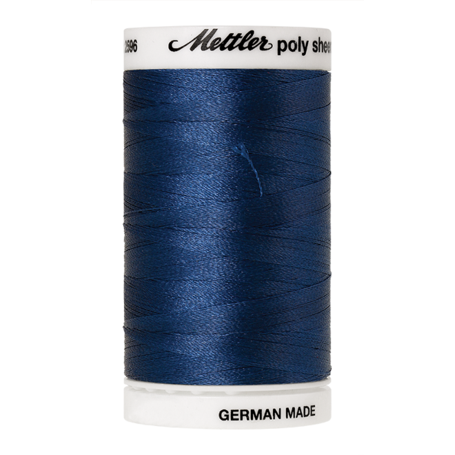 Amann Mettler Poly Sheen Slate Blue glänzt durch den trilobalen Fadenquerschnitt besonders schön. Zum Sticken, Quilten, Nähen. 800m Spule