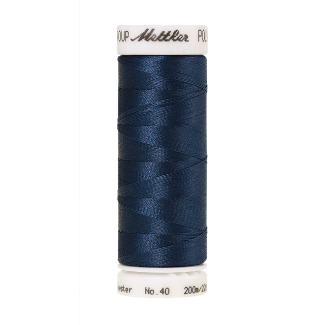 Amann Mettler Poly Sheen Slate Blue glänzt durch den trilobalen Fadenquerschnitt besonders schön. Zum Sticken, Quilten, Nähen. 200m Spule