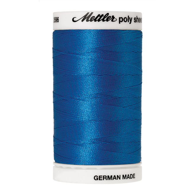 Amann Mettler Poly Sheen Tropical Blue glänzt durch den trilobalen Fadenquerschnitt besonders schön. Zum Sticken, Quilten, Nähen. 800m Spule