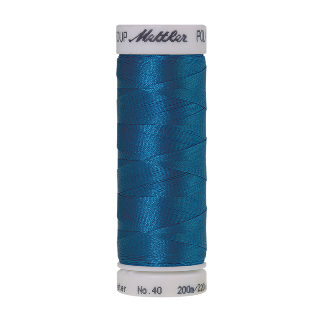Amann Mettler Poly Sheen Tropical Blue glänzt durch den trilobalen Fadenquerschnitt besonders schön. Zum Sticken, Quilten, Nähen. 200m Spule