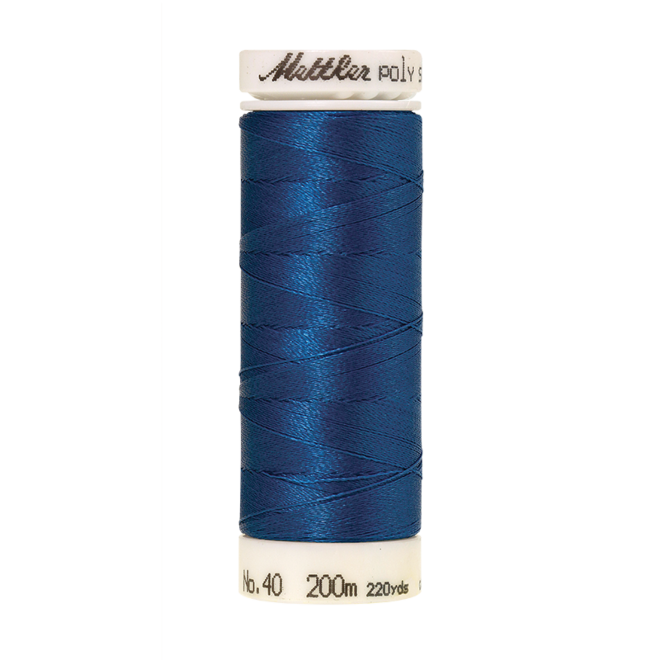 Amann Mettler Poly Sheen Colonial Blue glänzt durch den trilobalen Fadenquerschnitt besonders schön. Zum Sticken, Quilten, Nähen. 200m Spule