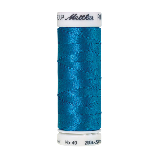 Amann Mettler Poly Sheen Pacific Blue glänzt durch den trilobalen Fadenquerschnitt besonders schön. Zum Sticken, Quilten, Nähen. 200m Spule