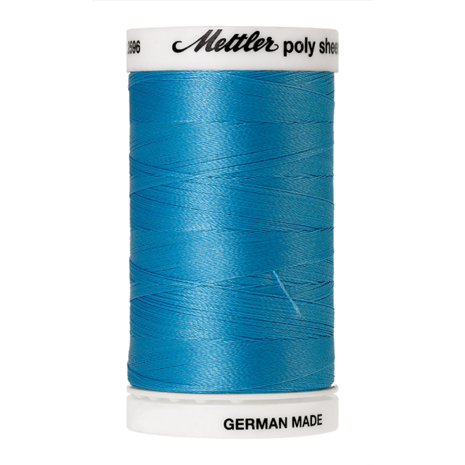 Amann Mettler Poly Sheen Crystal Blue glänzt durch den trilobalen Fadenquerschnitt besonders schön. Zum Sticken, Quilten, Nähen. 800m Spule
