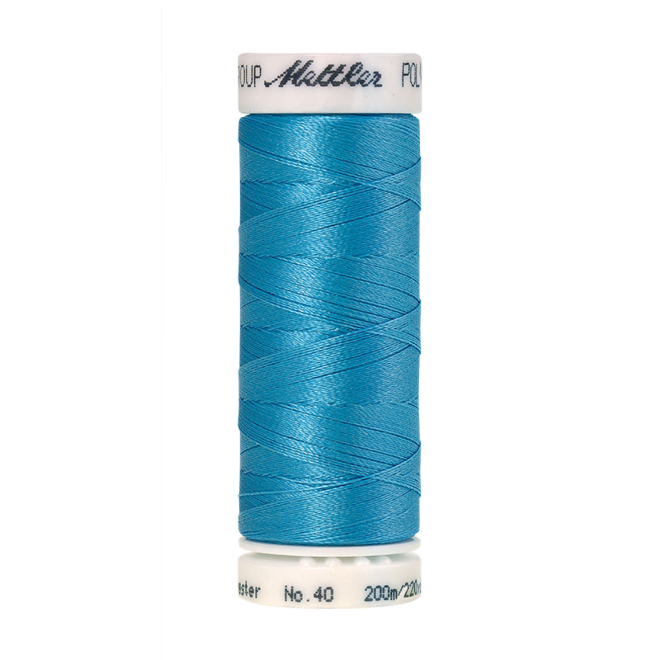 Amann Mettler Poly Sheen Crystal Blue glänzt durch den trilobalen Fadenquerschnitt besonders schön. Zum Sticken, Quilten, Nähen. 200m Spule