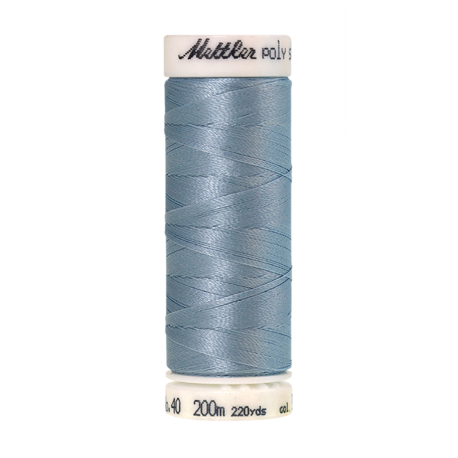 Amann Mettler Poly Sheen Azure Blue glänzt durch den trilobalen Fadenquerschnitt besonders schön. Zum Sticken, Quilten, Nähen. 200m Spule