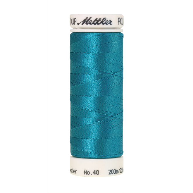 Amann Mettler Poly Sheen Caribbean Blue glänzt durch den trilobalen Fadenquerschnitt besonders schön. Zum Sticken, Quilten, Nähen. 200m Spule
