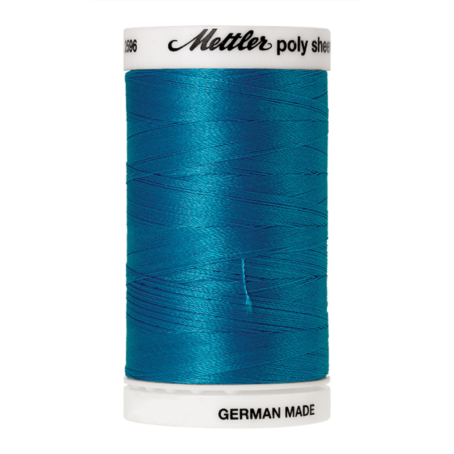 Amann Mettler Poly Sheen California Blue glänzt durch den trilobalen Fadenquerschnitt besonders schön. Zum Sticken, Quilten, Nähen. 800m Spule