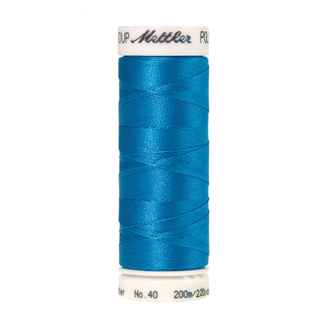 Amann Mettler Poly Sheen California Blue glänzt durch den trilobalen Fadenquerschnitt besonders schön. Zum Sticken, Quilten, Nähen. 200m Spule