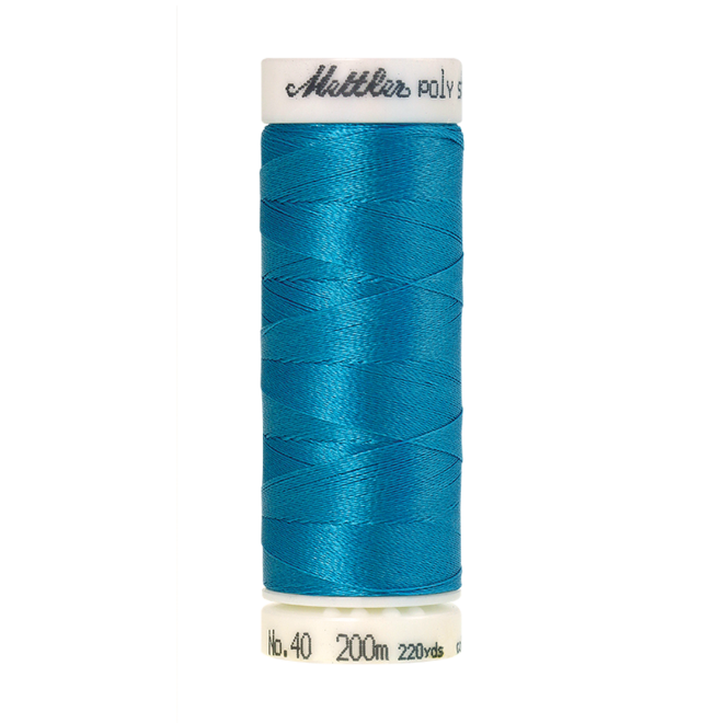 Amann Mettler Poly Sheen Alexis Blue glänzt durch den trilobalen Fadenquerschnitt besonders schön. Zum Sticken, Quilten, Nähen. 200m Spule