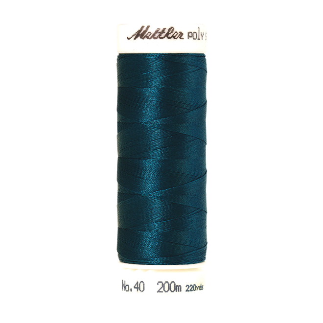 Amann Mettler Poly Sheen Deep Sea Blue glänzt durch den trilobalen Fadenquerschnitt besonders schön. Zum Sticken, Quilten, Nähen. 200m Spule
