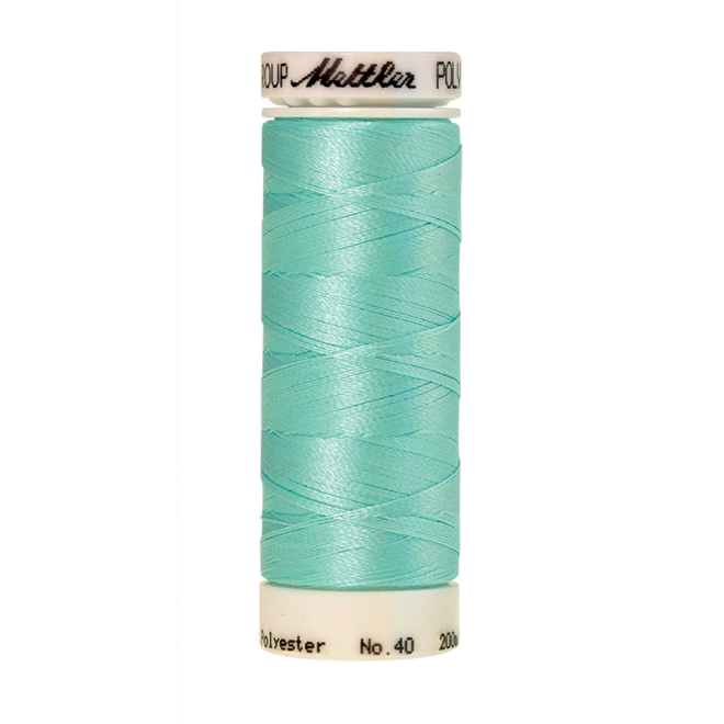 Amann Mettler Poly Sheen Aquamarine glänzt durch den trilobalen Fadenquerschnitt besonders schön. Zum Sticken, Quilten, Nähen. 200m Spule
