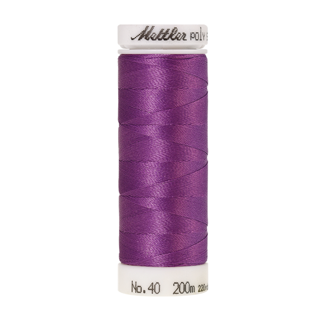 Amann Mettler Poly Sheen Sugar Plum glänzt durch den trilobalen Fadenquerschnitt besonders schön. Zum Sticken, Quilten, Nähen. 200m Spule