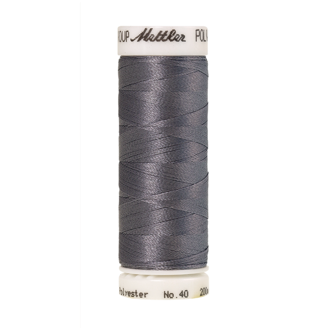 Amann Mettler Poly Sheen Battleship Gray glänzt durch den trilobalen Fadenquerschnitt besonders schön. Zum Sticken, Quilten, Nähen. 200m Spule