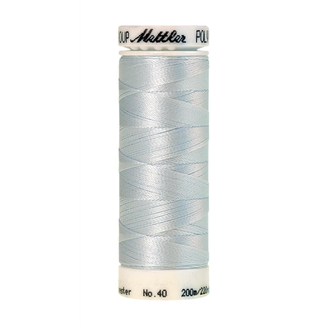 Amann Mettler Poly Sheen Hint of Blue glänzt durch den trilobalen Fadenquerschnitt besonders schön. Zum Sticken, Quilten, Nähen. 200m Spule