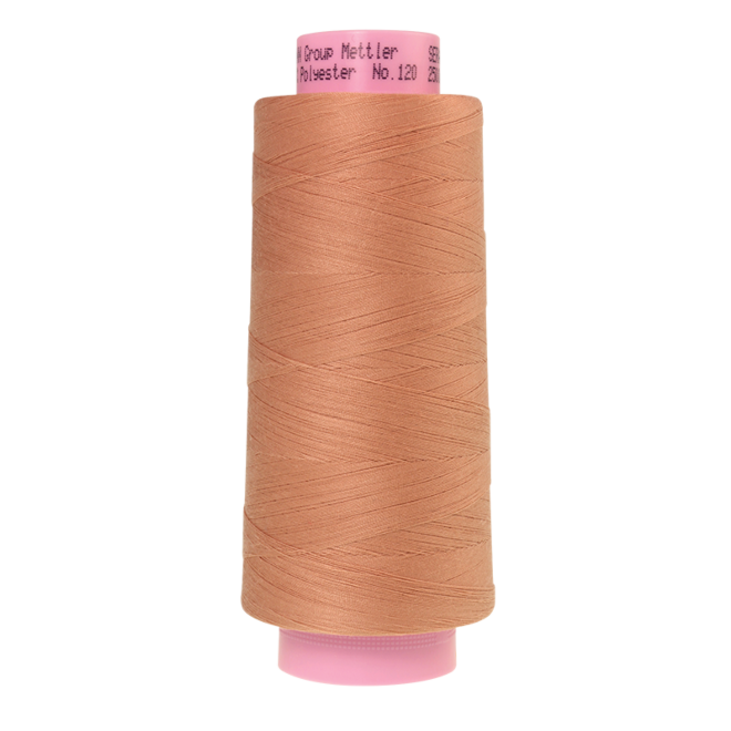 Amann Mettler Seracor in der Farbe Twine auf der 2500m Kone. Seracor ist der Allesnäher unter den Overlock-Garnen!