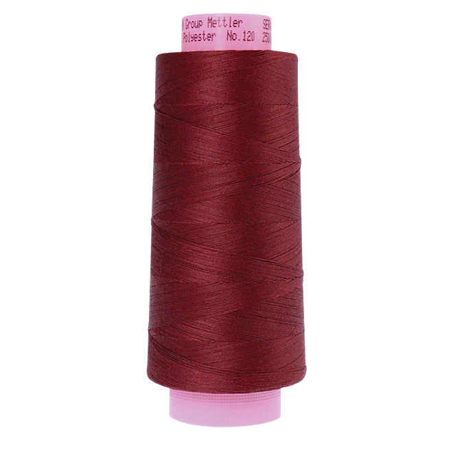 Amann Mettler Seracor in der Farbe Winterberry auf der 2500m Kone. Seracor ist der Allesnäher unter den Overlock-Garnen!
