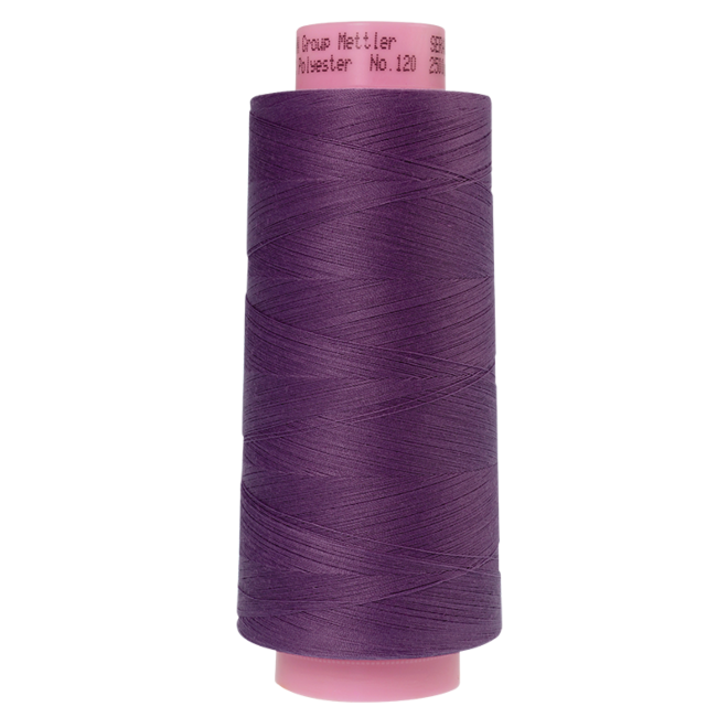 Amann Mettler Seracor in der Farbe Orchid auf der 2500m Kone. Seracor ist der Allesnäher unter den Overlock-Garnen!