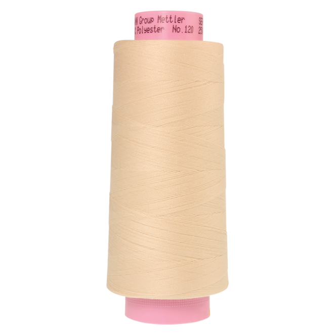 Amann Mettler Seracor in der Farbe Muslin auf der 2500m Kone. Seracor ist der Allesnäher unter den Overlock-Garnen!